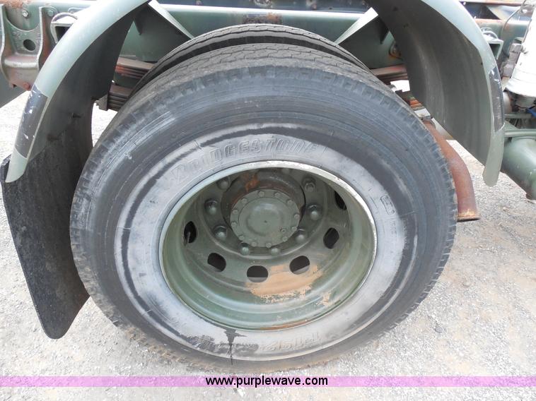 image for item F3252 1990 Mack MS200P semi truck