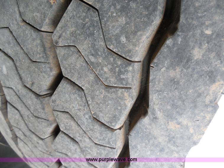 image for item F3252 1990 Mack MS200P semi truck