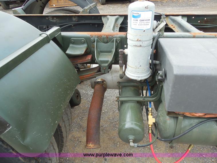 image for item F3252 1990 Mack MS200P semi truck