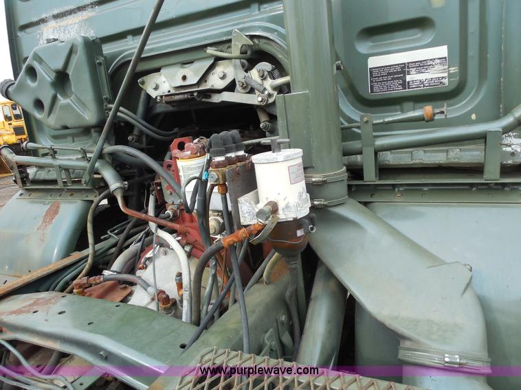 image for item F3252 1990 Mack MS200P semi truck