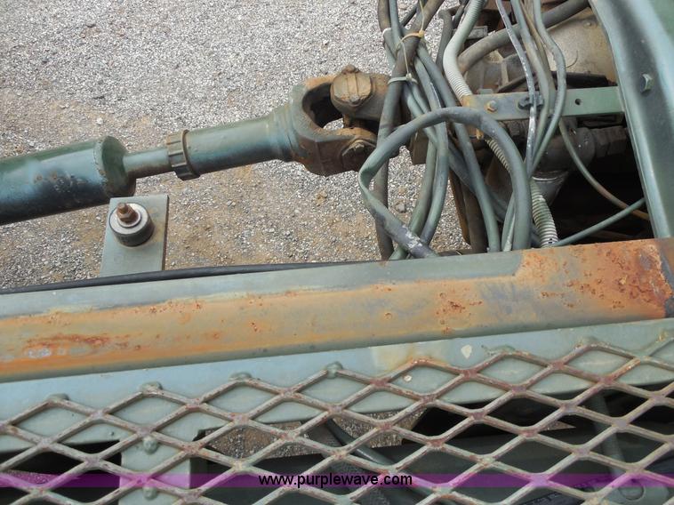 image for item F3252 1990 Mack MS200P semi truck