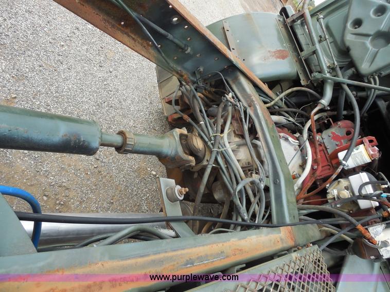 image for item F3252 1990 Mack MS200P semi truck