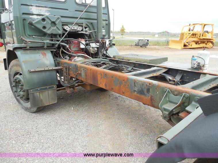 image for item F3252 1990 Mack MS200P semi truck