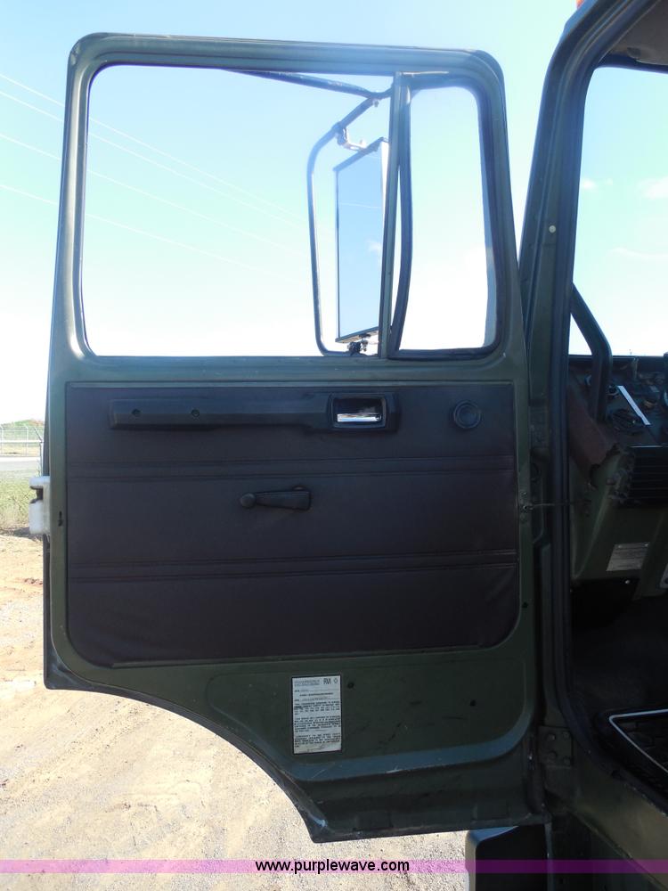 image for item F3252 1990 Mack MS200P semi truck