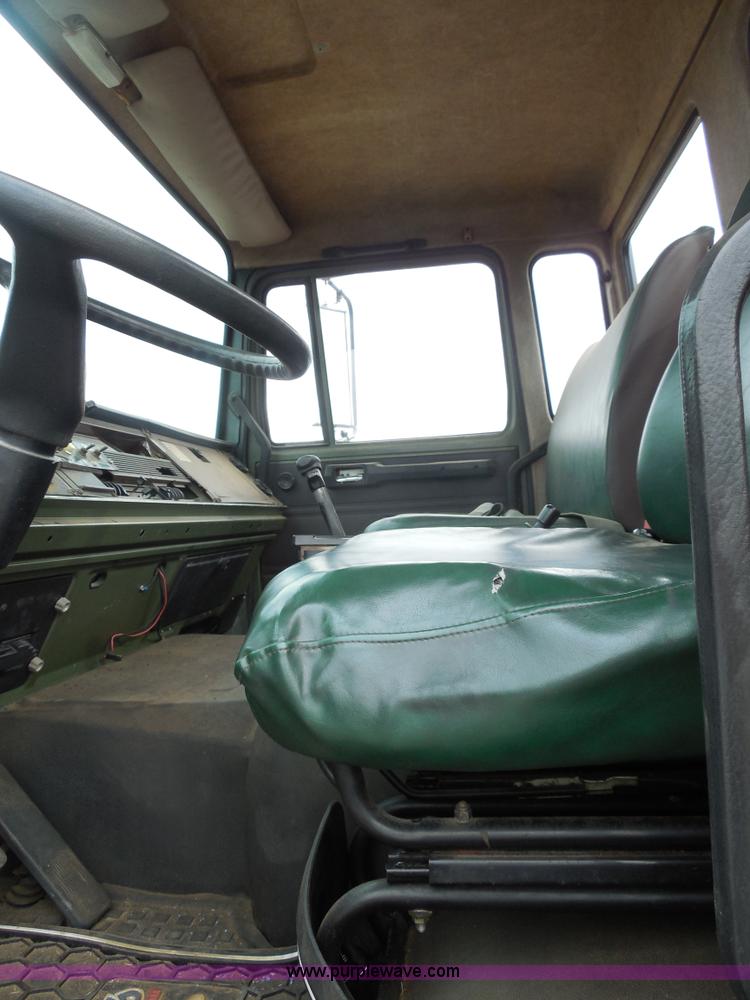 image for item F3252 1990 Mack MS200P semi truck