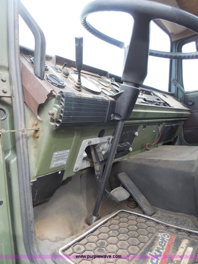 image for item F3252 1990 Mack MS200P semi truck