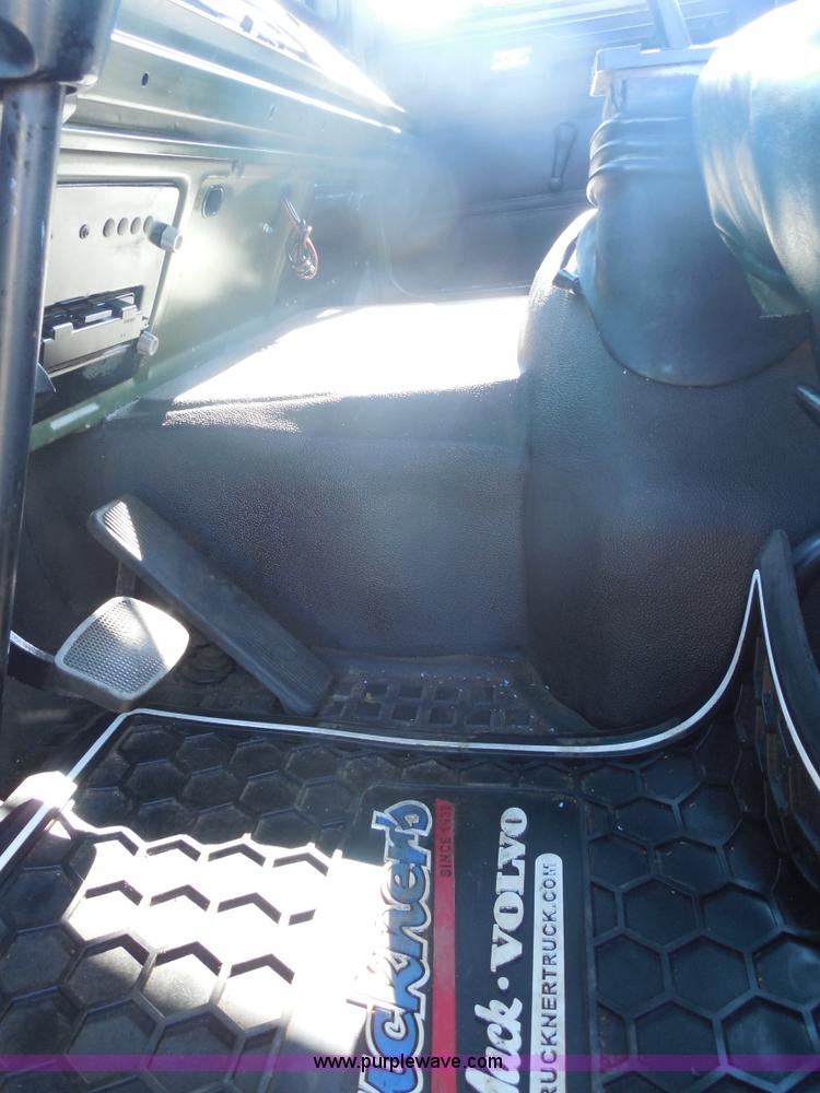 image for item F3252 1990 Mack MS200P semi truck