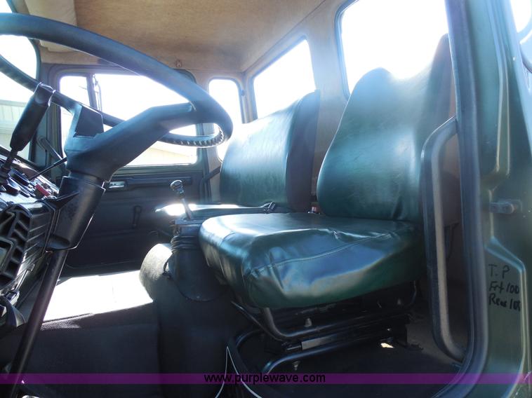 image for item F3252 1990 Mack MS200P semi truck