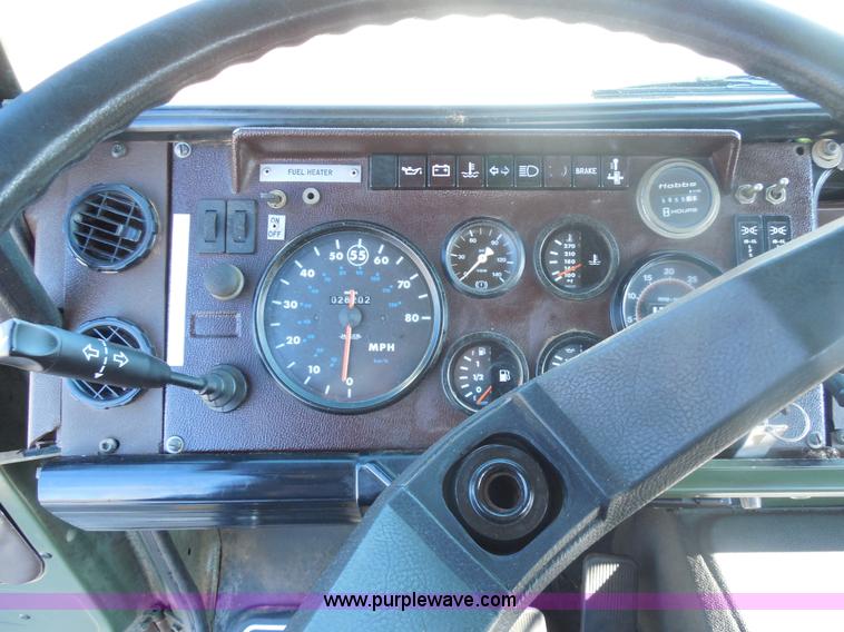 image for item F3252 1990 Mack MS200P semi truck