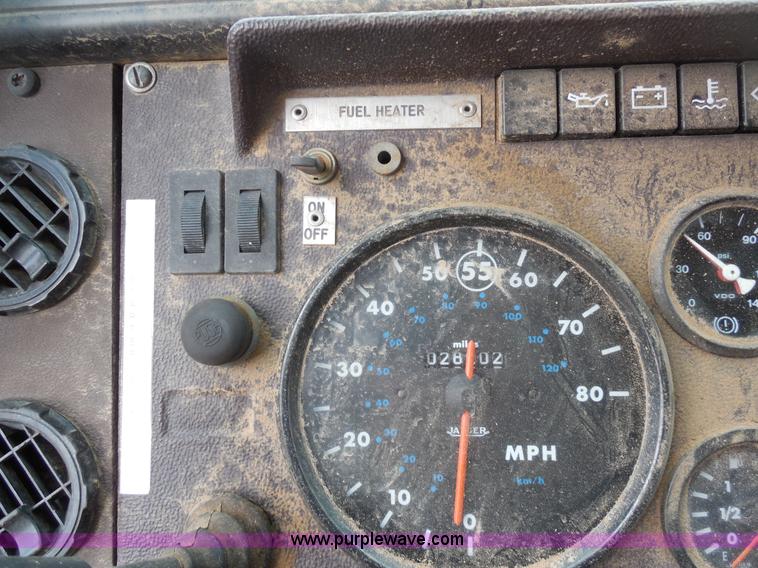 image for item F3252 1990 Mack MS200P semi truck