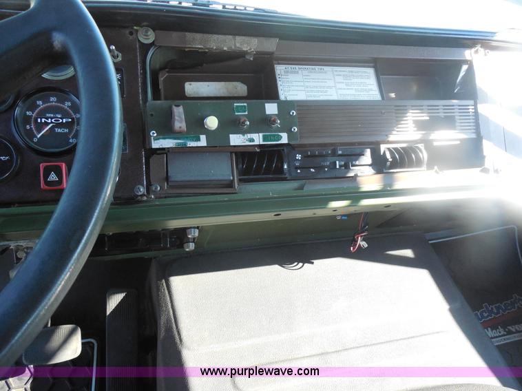 image for item F3252 1990 Mack MS200P semi truck