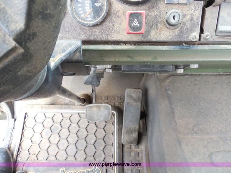 image for item F3252 1990 Mack MS200P semi truck