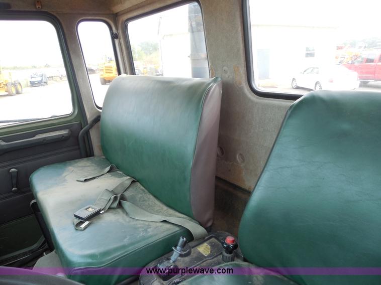 image for item F3252 1990 Mack MS200P semi truck