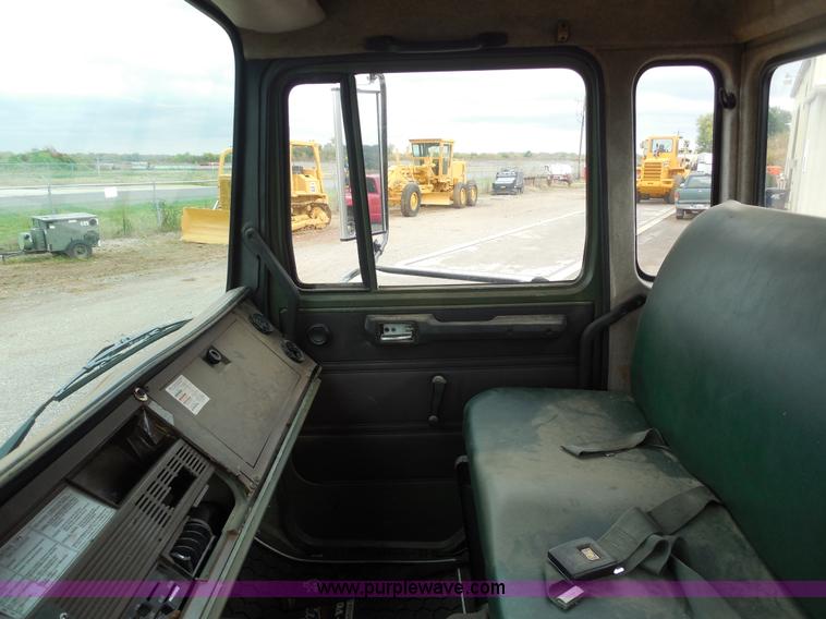 image for item F3252 1990 Mack MS200P semi truck