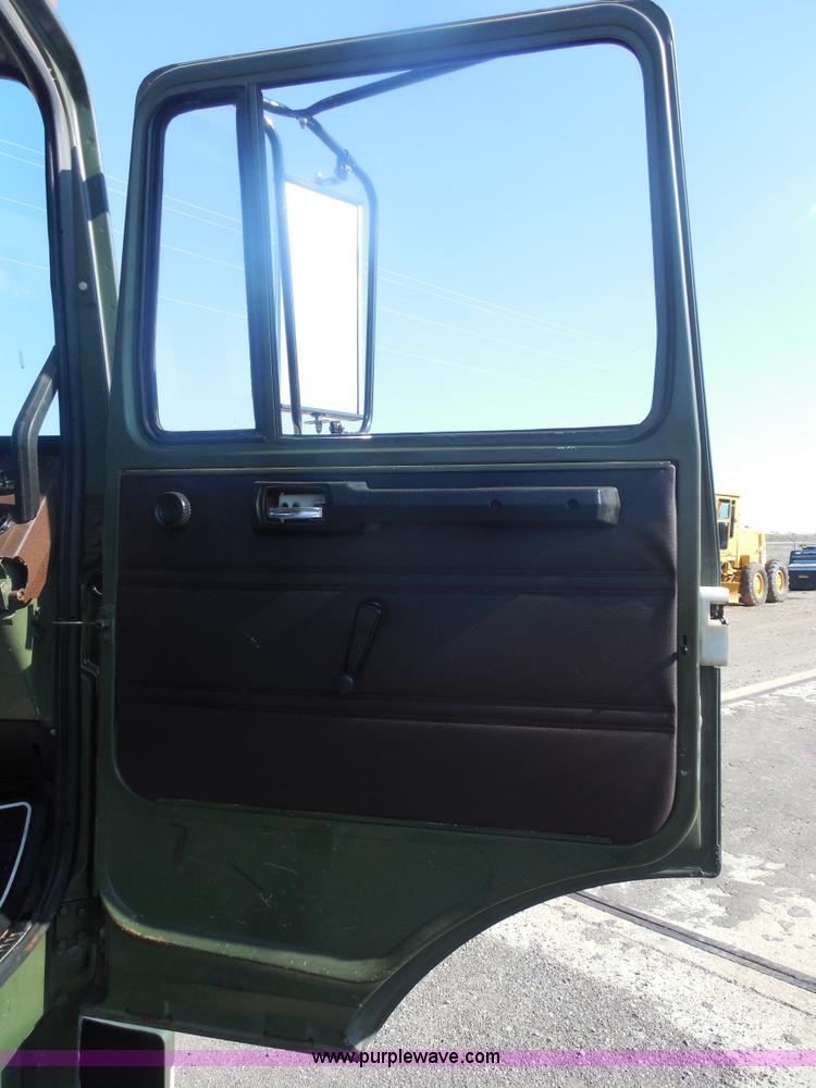 image for item F3252 1990 Mack MS200P semi truck