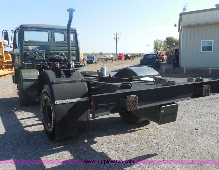 image for item F3252 1990 Mack MS200P semi truck