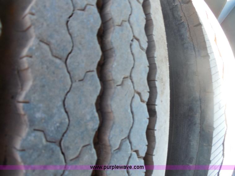 image for item F3252 1990 Mack MS200P semi truck