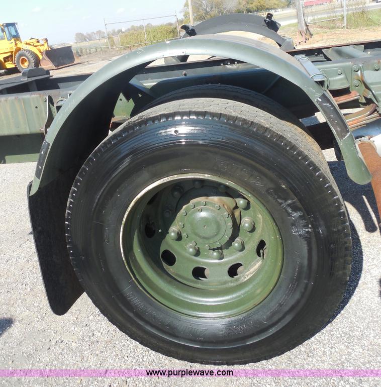 image for item F3252 1990 Mack MS200P semi truck