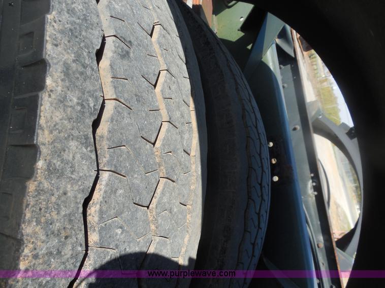 image for item F3252 1990 Mack MS200P semi truck