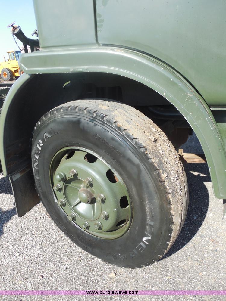 image for item F3252 1990 Mack MS200P semi truck