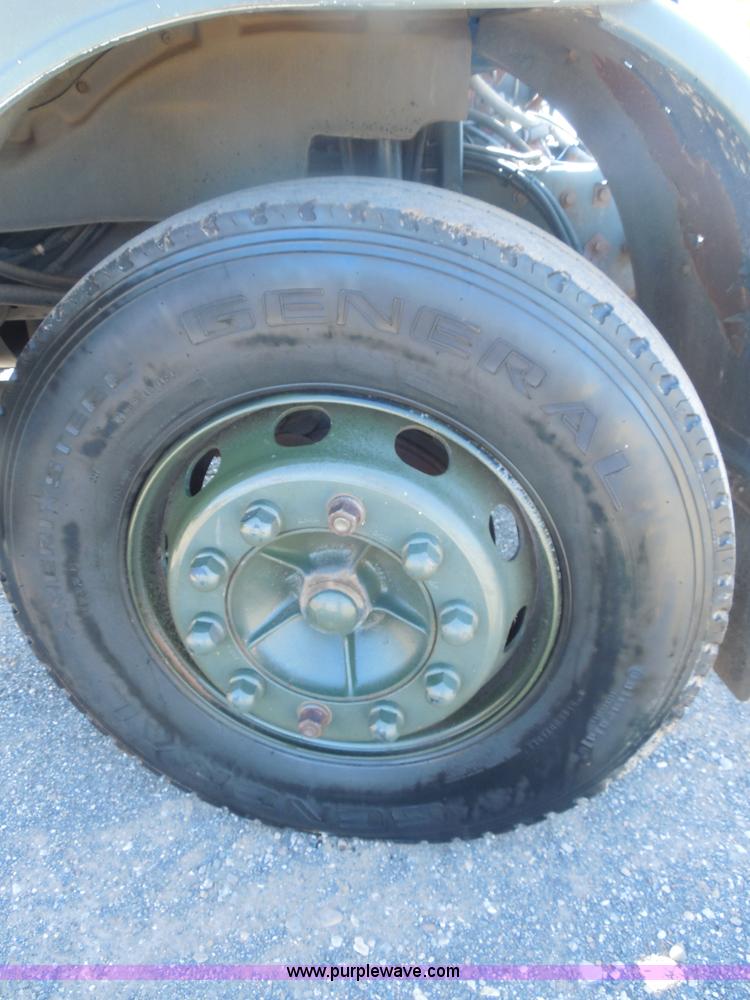 image for item F3252 1990 Mack MS200P semi truck