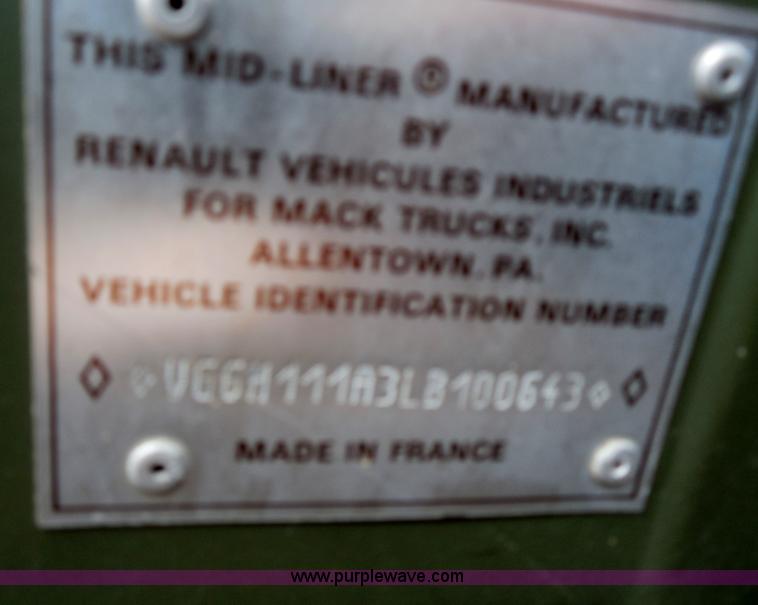 image for item F3252 1990 Mack MS200P semi truck