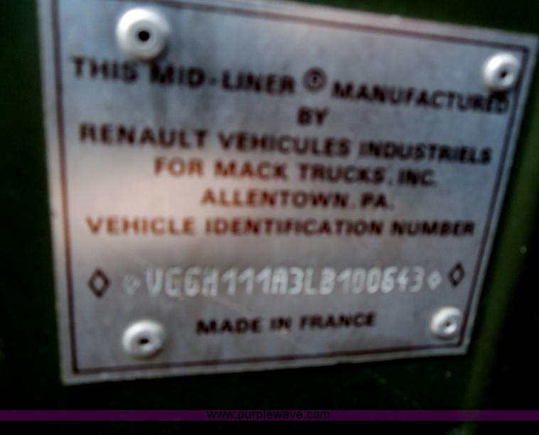 image for item F3252 1990 Mack MS200P semi truck