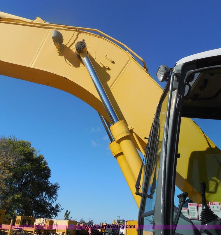 image for item F3260 Komatsu PC228USLC excavator
