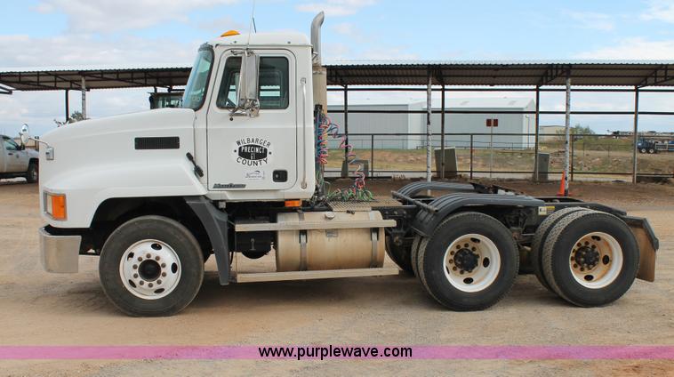 image for item G5851 2003 Mack CH613 semi truck