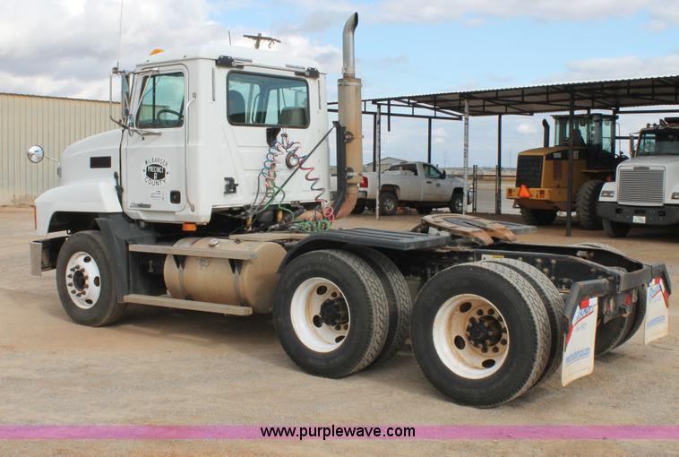 image for item G5851 2003 Mack CH613 semi truck