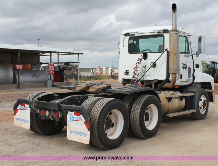 image for item G5851 2003 Mack CH613 semi truck