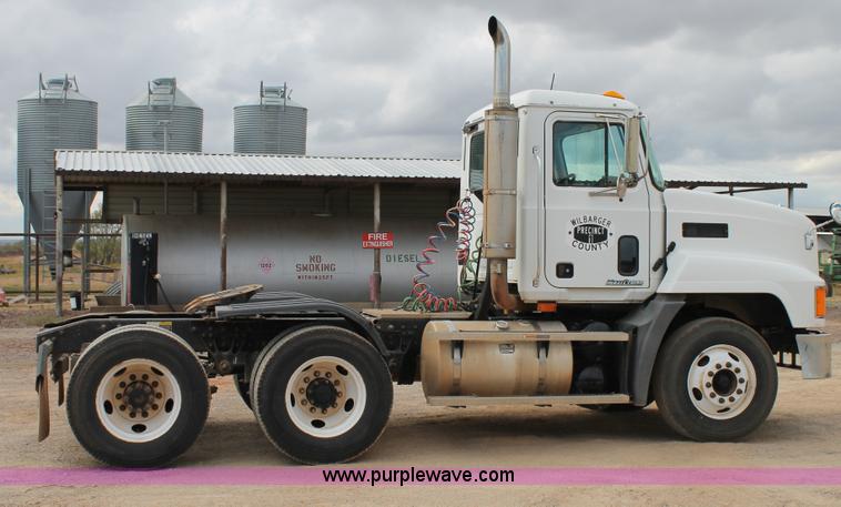 image for item G5851 2003 Mack CH613 semi truck