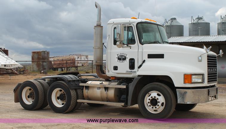 image for item G5851 2003 Mack CH613 semi truck