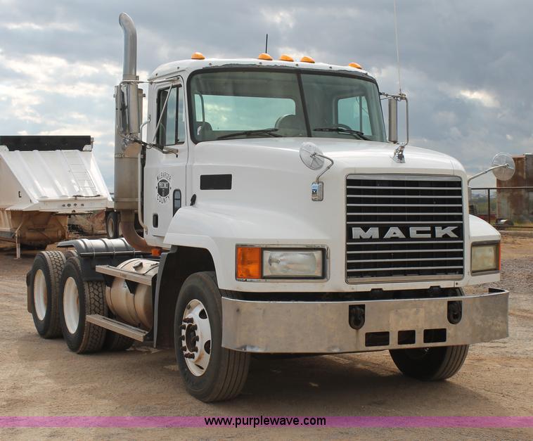 image for item G5851 2003 Mack CH613 semi truck