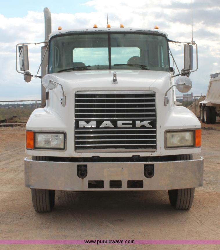 image for item G5851 2003 Mack CH613 semi truck