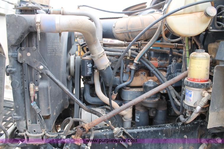 image for item G5851 2003 Mack CH613 semi truck