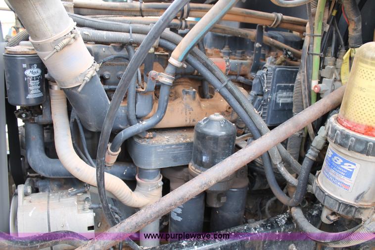 image for item G5851 2003 Mack CH613 semi truck