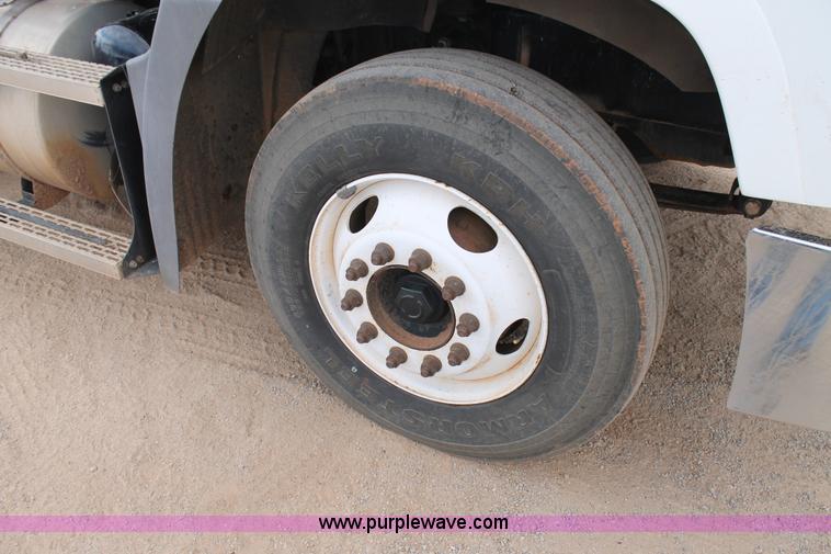 image for item G5851 2003 Mack CH613 semi truck