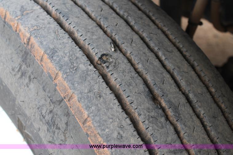 image for item G5851 2003 Mack CH613 semi truck