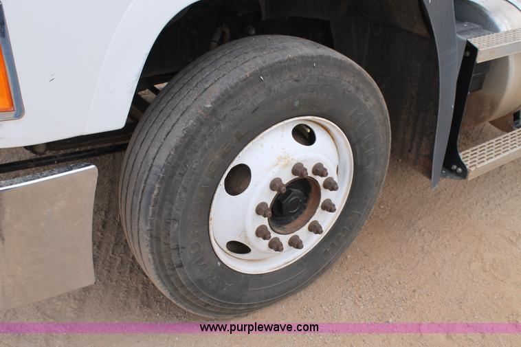 image for item G5851 2003 Mack CH613 semi truck