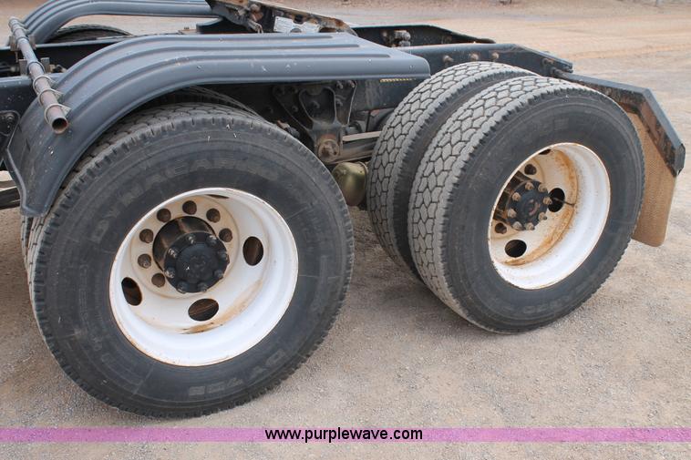 image for item G5851 2003 Mack CH613 semi truck