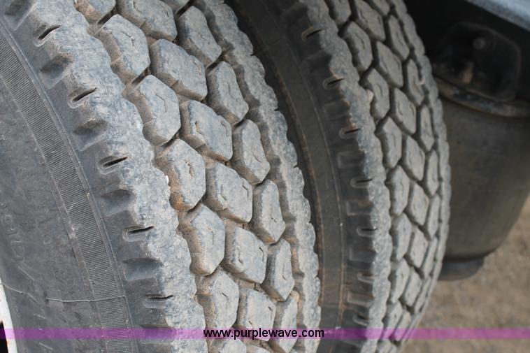 image for item G5851 2003 Mack CH613 semi truck