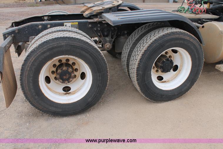 image for item G5851 2003 Mack CH613 semi truck