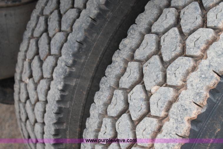 image for item G5851 2003 Mack CH613 semi truck