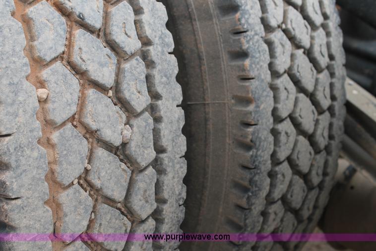 image for item G5851 2003 Mack CH613 semi truck