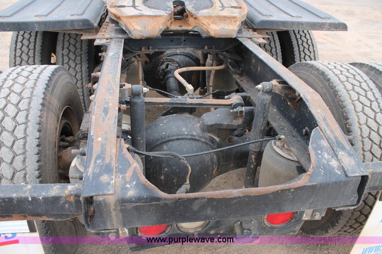 image for item G5851 2003 Mack CH613 semi truck