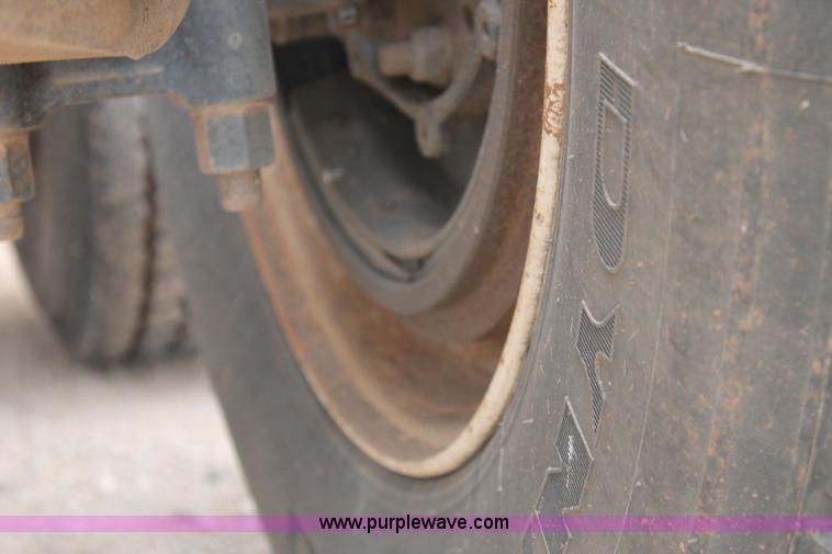 image for item G5851 2003 Mack CH613 semi truck