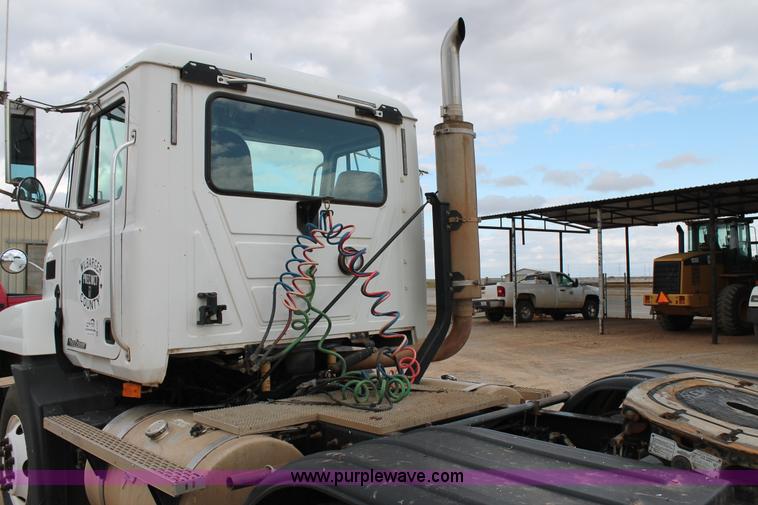 image for item G5851 2003 Mack CH613 semi truck