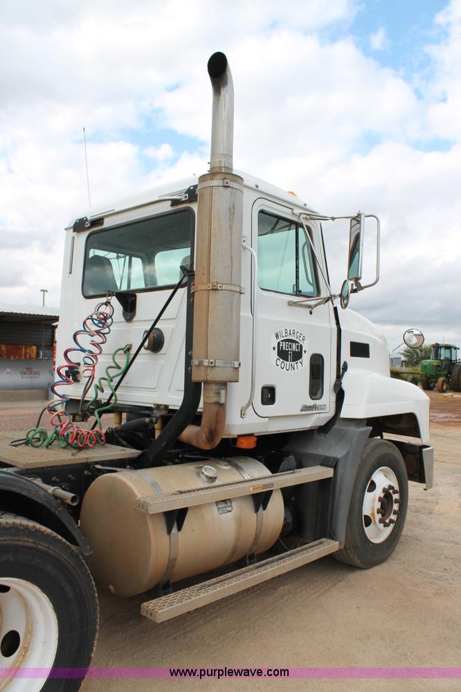 image for item G5851 2003 Mack CH613 semi truck