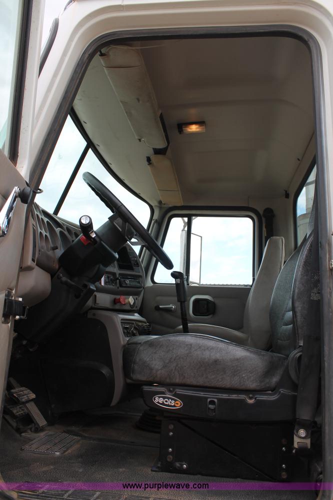 image for item G5851 2003 Mack CH613 semi truck